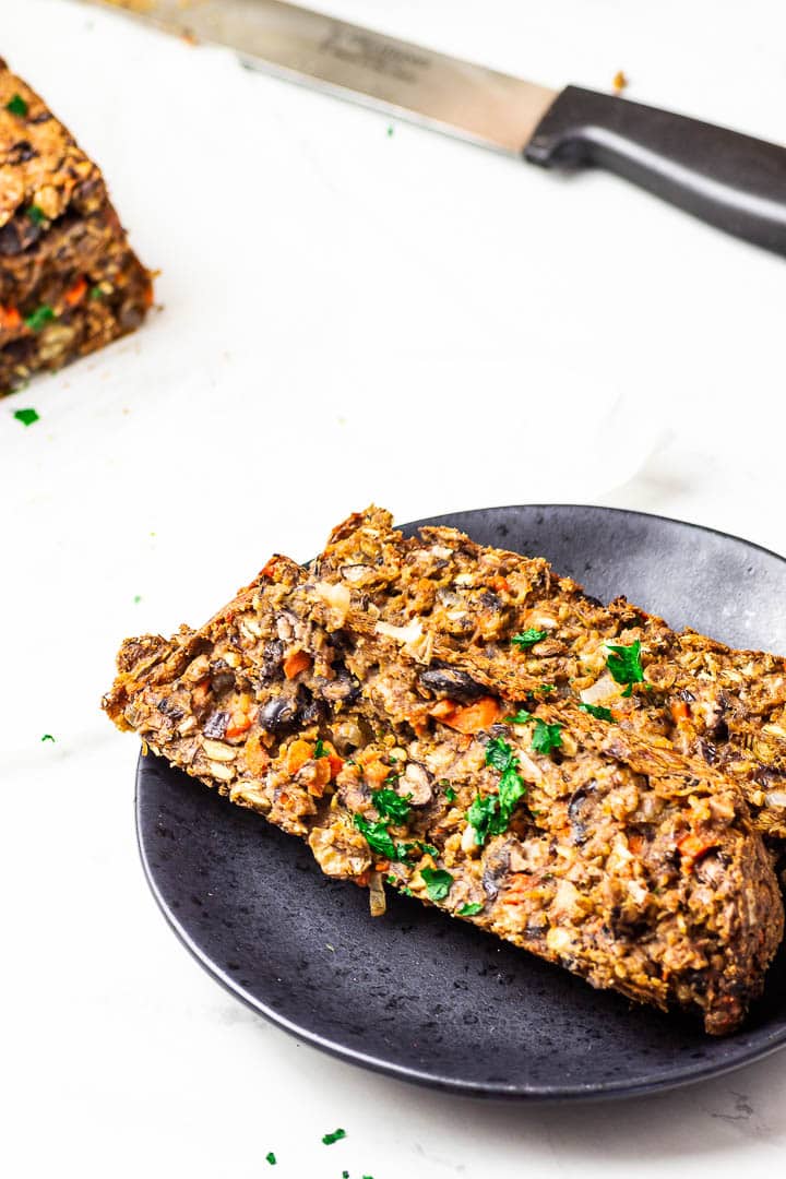 Glutenfreier, veganer Hackbraten mit Linsen, schwarzen Bohnen, Pilzen und Haferflocken