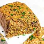 Glutenfreier, veganer Hackbraten mit Linsen, schwarzen Bohnen, Pilzen und Haferflocken