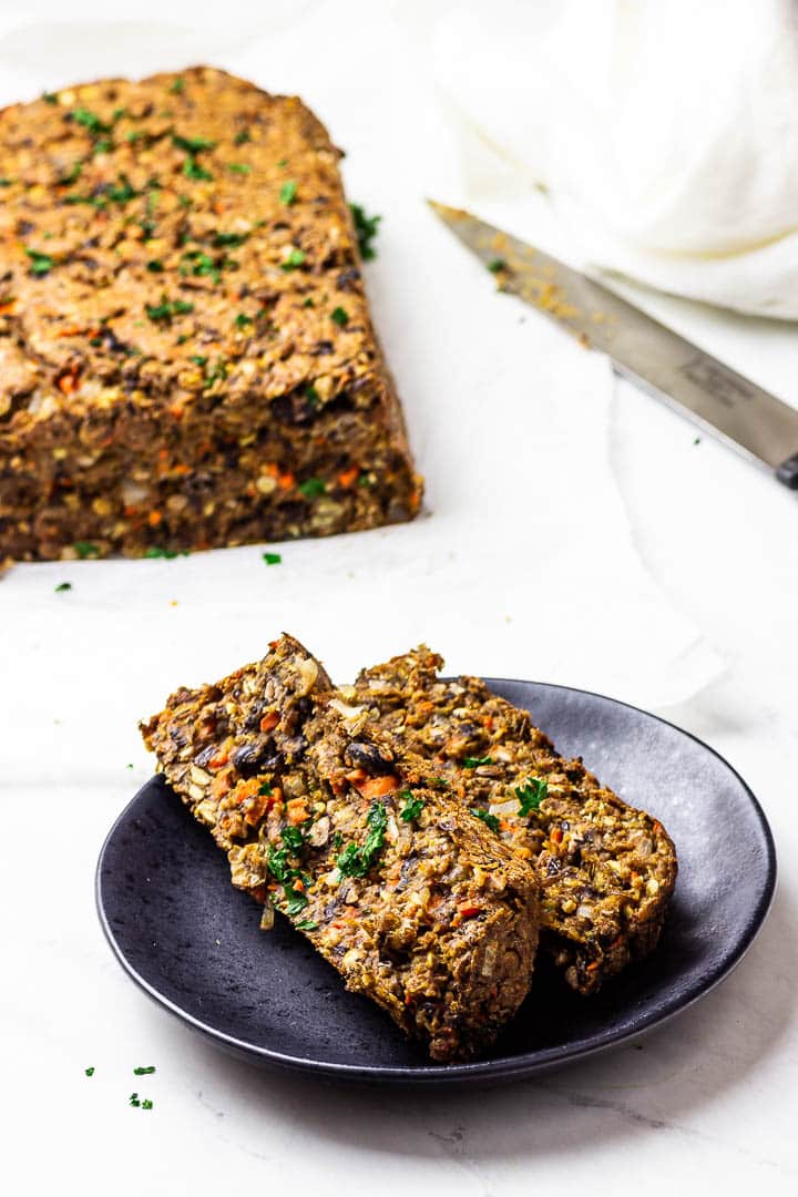 Glutenfreier, veganer Hackbraten mit Linsen, schwarzen Bohnen, Pilzen und Haferflocken