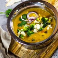 Vegan Yellow Curry with Broccoli and Cauliflower (oil free) - Ve Eat ...