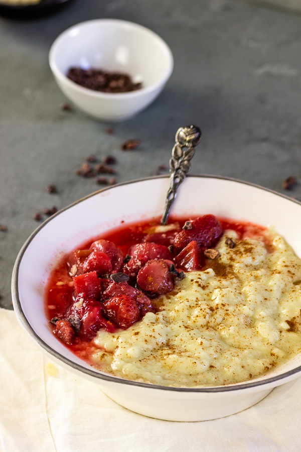 Foto von selbstgemachten veganen Grießbrei mit Pflanzenmilch und selbgemachten Rhabarber Erdbeer Kompott