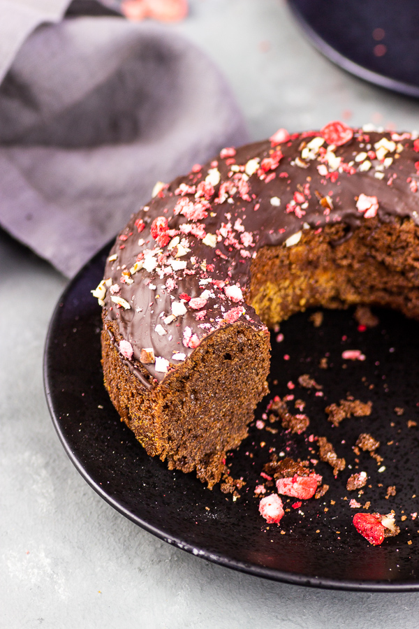 veganer Schokoladenkuchen mit Nüssen ohne Öl