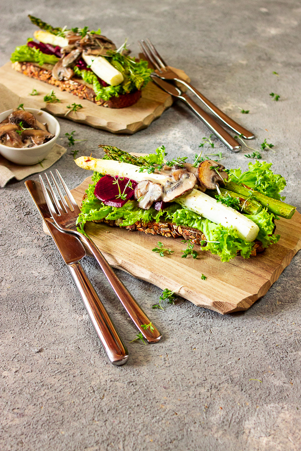 veganes Schlemmerbrot mit Spargel, rote Bete und Rahmchampignons