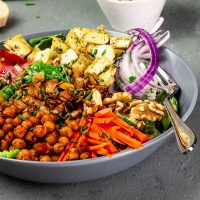 Amerikanischer, Veganer Cobb Salat mit ölfreiem Tahini - Rotweinessig - Dressing