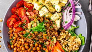 Amerikanischer, Veganer Cobb Salat mit ölfreiem Tahini - Rotweinessig - Dressing