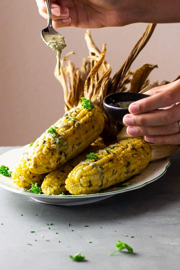 Ein veganes Maiskolben Rezept mit Kräuter Tahini Sauce