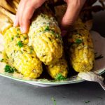 veganer-maiskolben-mit-petersilien-schnittlauch.tahini-soße-wfpb