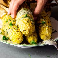 Vegane Maiskolben mit Petersilie-Schnittlauch-Tahini