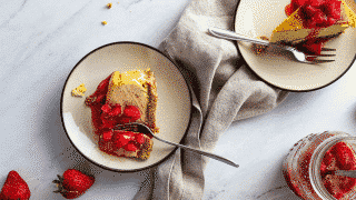 Veganer New York Käsekuchen mit stückiger Erdbeersoße