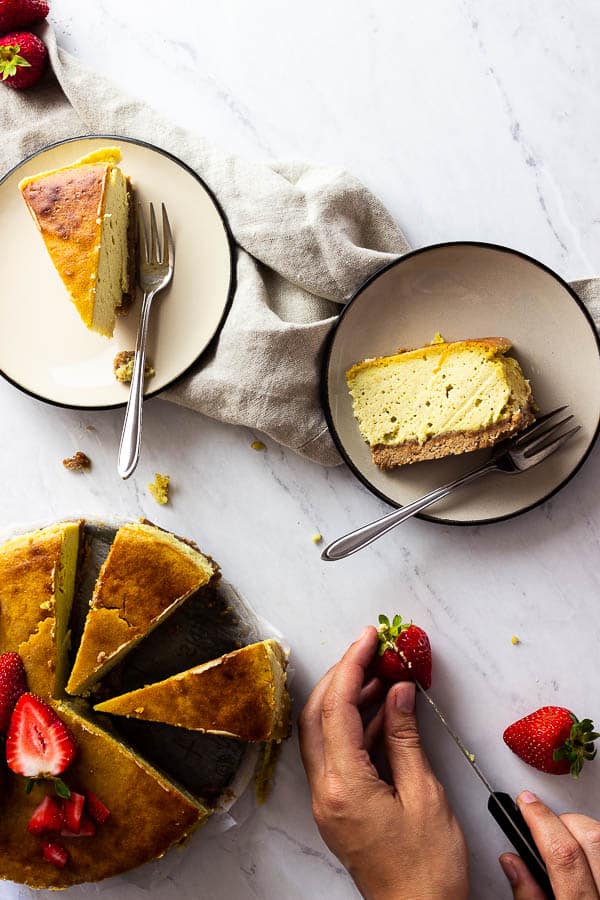 Einfach gebackener veganer New York Käsekuchen mit stückiger Erdbeersoße