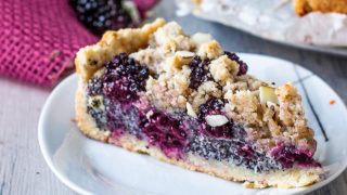 Veganer Brombeer Mohn Streuselkuchen