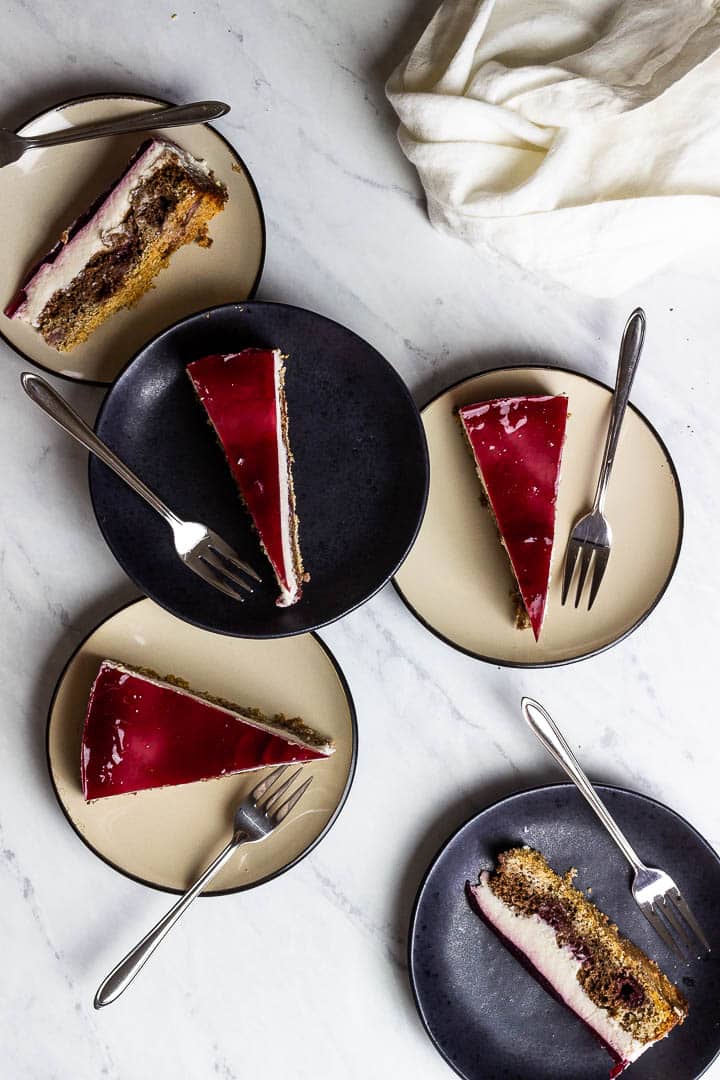 Veganer Schneewittchenkuchen mit Kirschen, Schokolade und selbstgemachten Tortenguss aus Agar