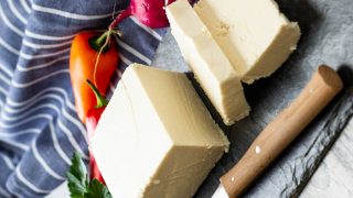 Veganer Feta Käse: cremig, krümelig und super würzig wie der Echte