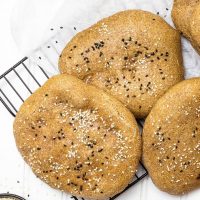 Selbstgemachtes Vollkorn-Fladenbrot ist das perfekte Dönerbrot (vegan)