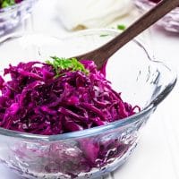 veganer Rotkrautsalat zubereitet aus Rotkohl und ölfreiem Dressing
