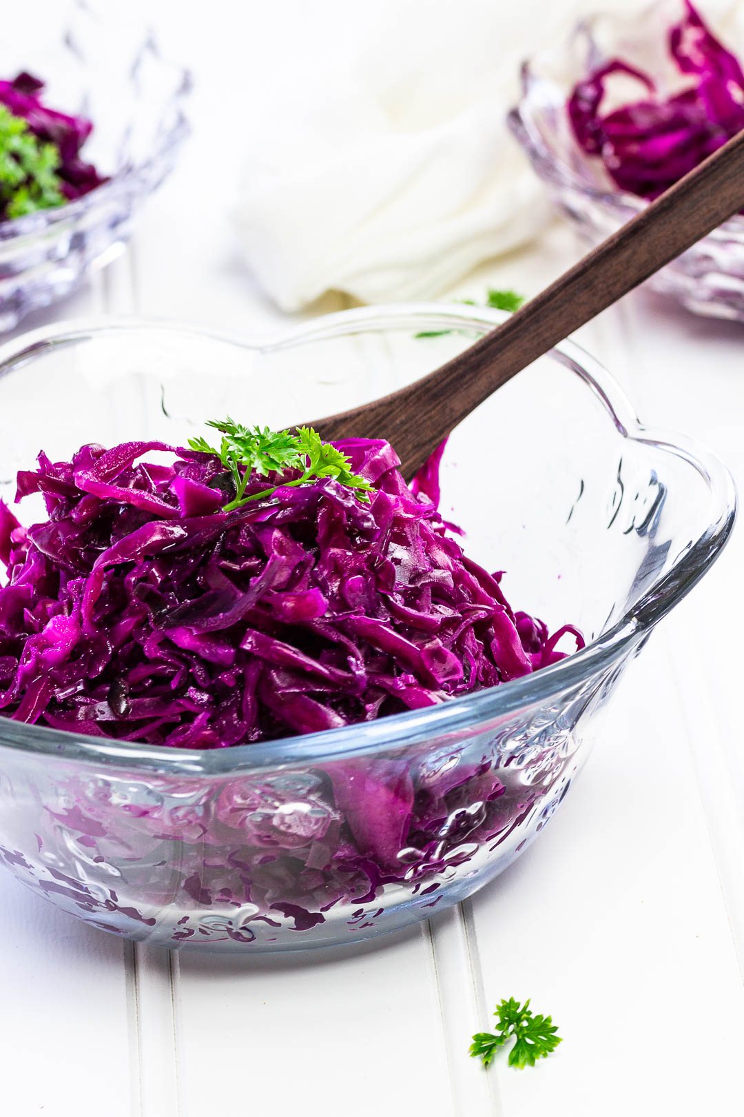 veganer Rotkrautsalat zubereitet aus Rotkohl und ölfreiem Dressing