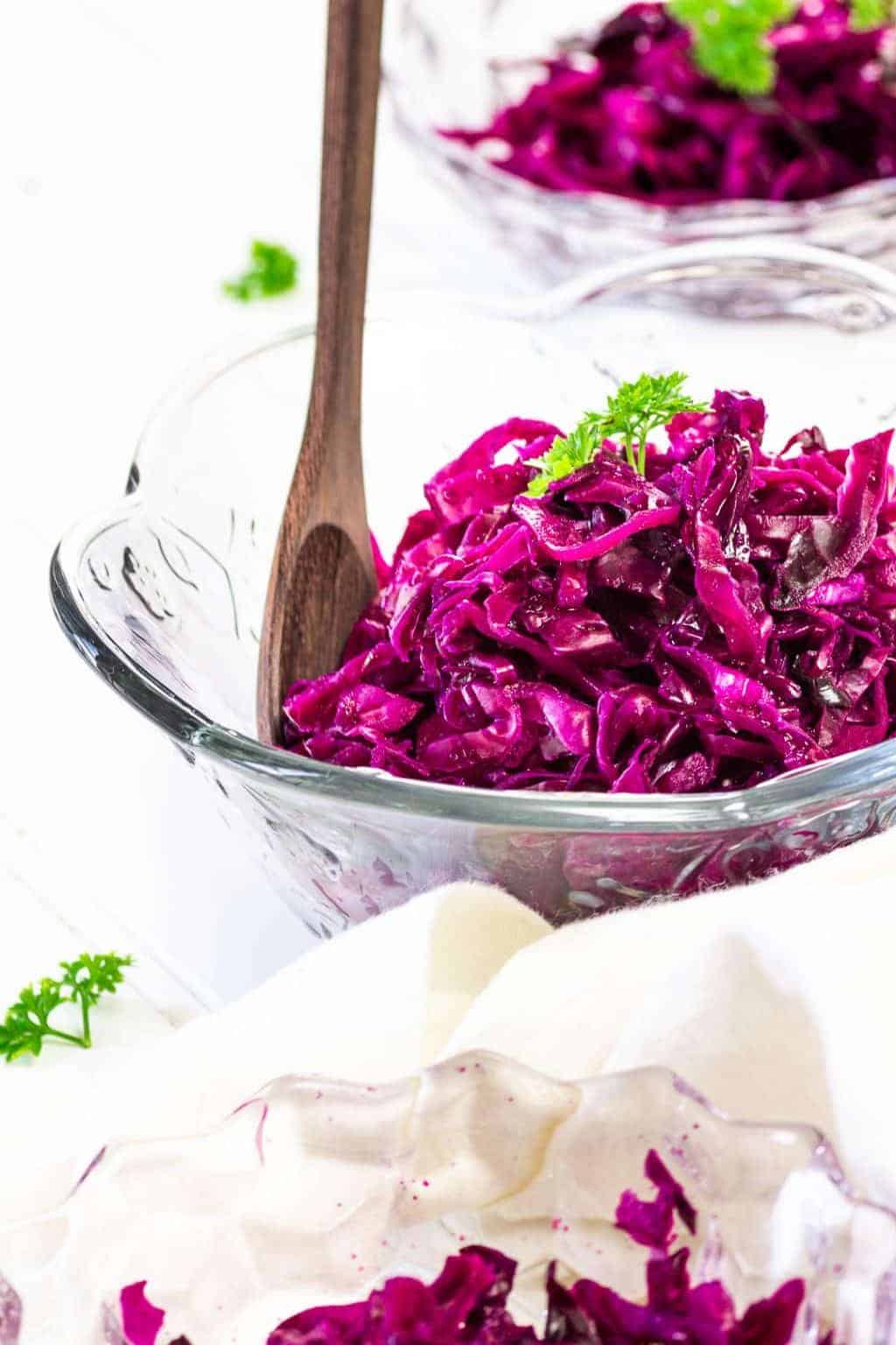 veganer Rotkrautsalat zubereitet aus Rotkohl und ölfreiem Dressing