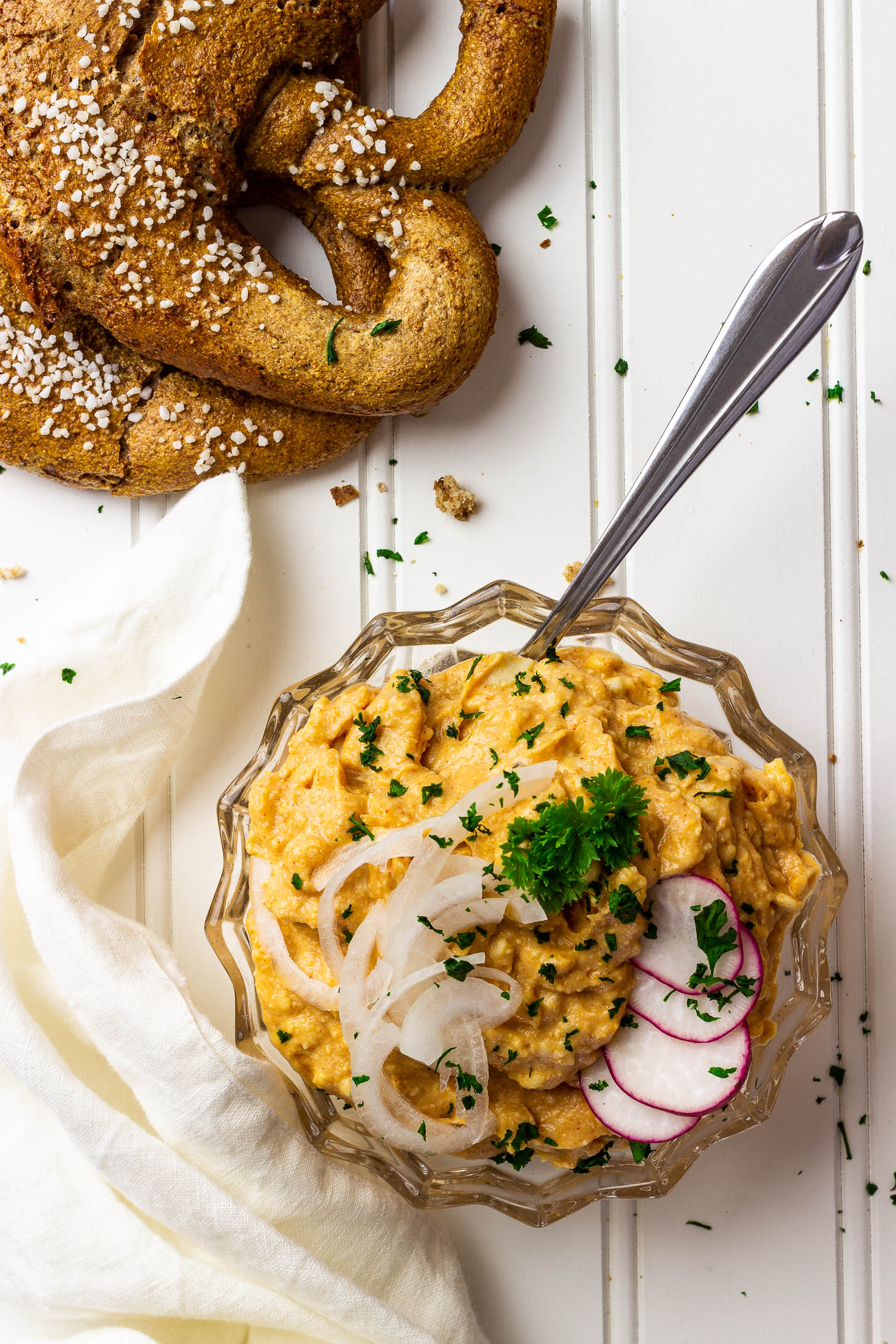 Veganer Obatzda, ein bayrischer Käsedip mit veganem Camembert und Kokoscreme in einer Schüssel angerichtet