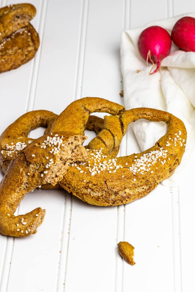 Selbstgemachte Vollkorn-Brezel mit Dinkel oder Weizen und Tahini