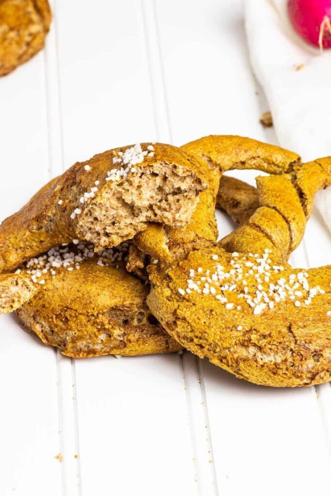 Selbstgemachte Vollkorn-Brezel mit Dinkel oder Weizen und Tahini