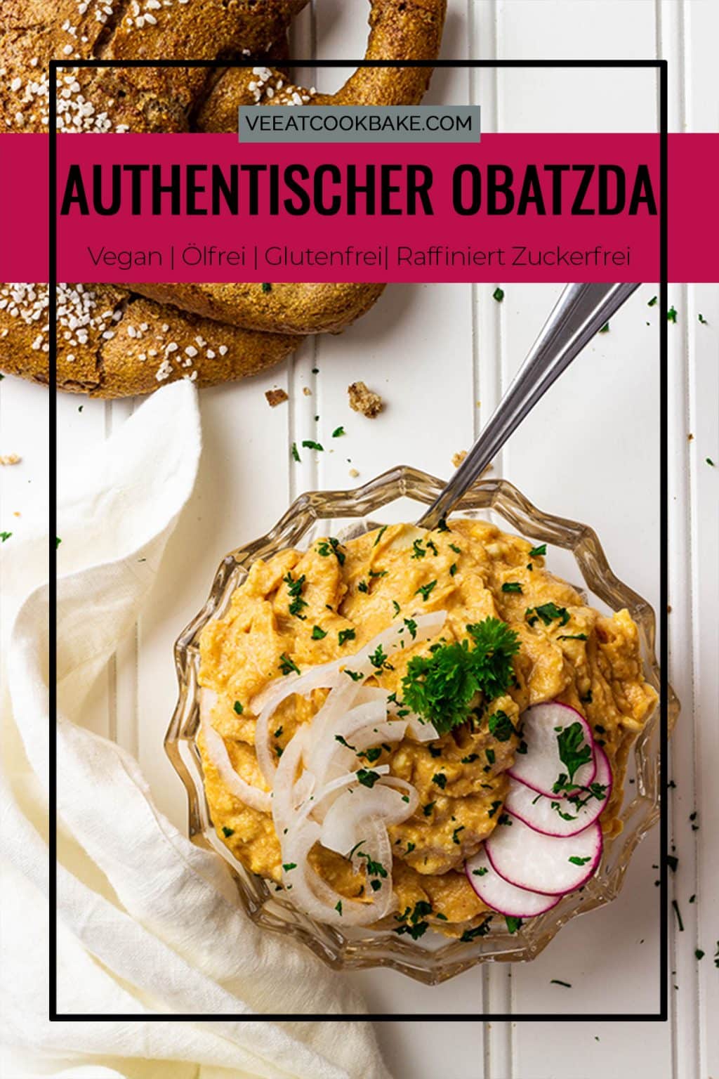 Veganer Obatzda, ein bayrischer Käsedip mit veganem Camembert und Kokoscreme in einer Schüssel angerichtet