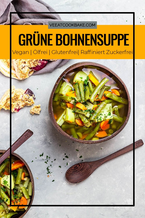 Vegane grüne Bohnensuppe mit einer kräftigen Gemüsebrühe, Kartoffeln und Karotten