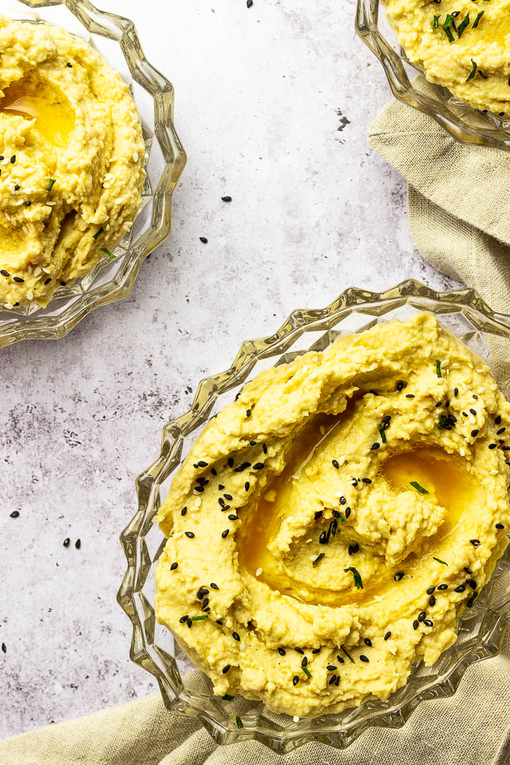 Cremiger, klassischer Hummus ohne Öl zubereitet mit Tahini, gekochten Kirchererbsen, Zitronensaft. Perfekter veganer Dip oder glutenfreier Brotaufstrich.