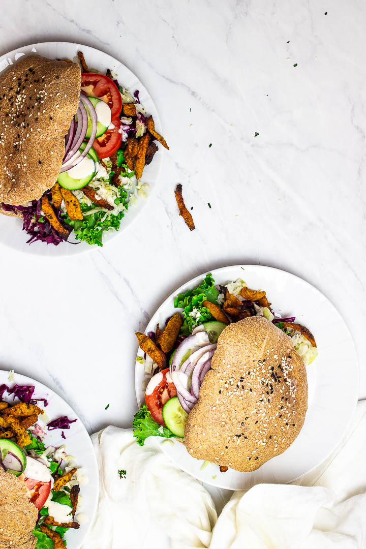 Vegäner Döner mit Vollkorn-Dönerbrot, Krautsalat, Sojaschnetzel / Seitan und Dönersauce