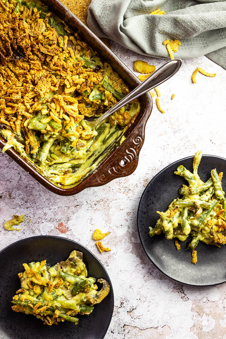 Veganer Grüner Bohnen auflauf mit selbstgemachter Rahmchampignonsoße und bedeckt mit Röstzwiebel. (vegetarisch)