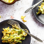 Veganer Grüner Bohnen auflauf mit selbstgemachter Rahmchampignonsoße und bedeckt mit Röstzwiebel. (vegetarisch)