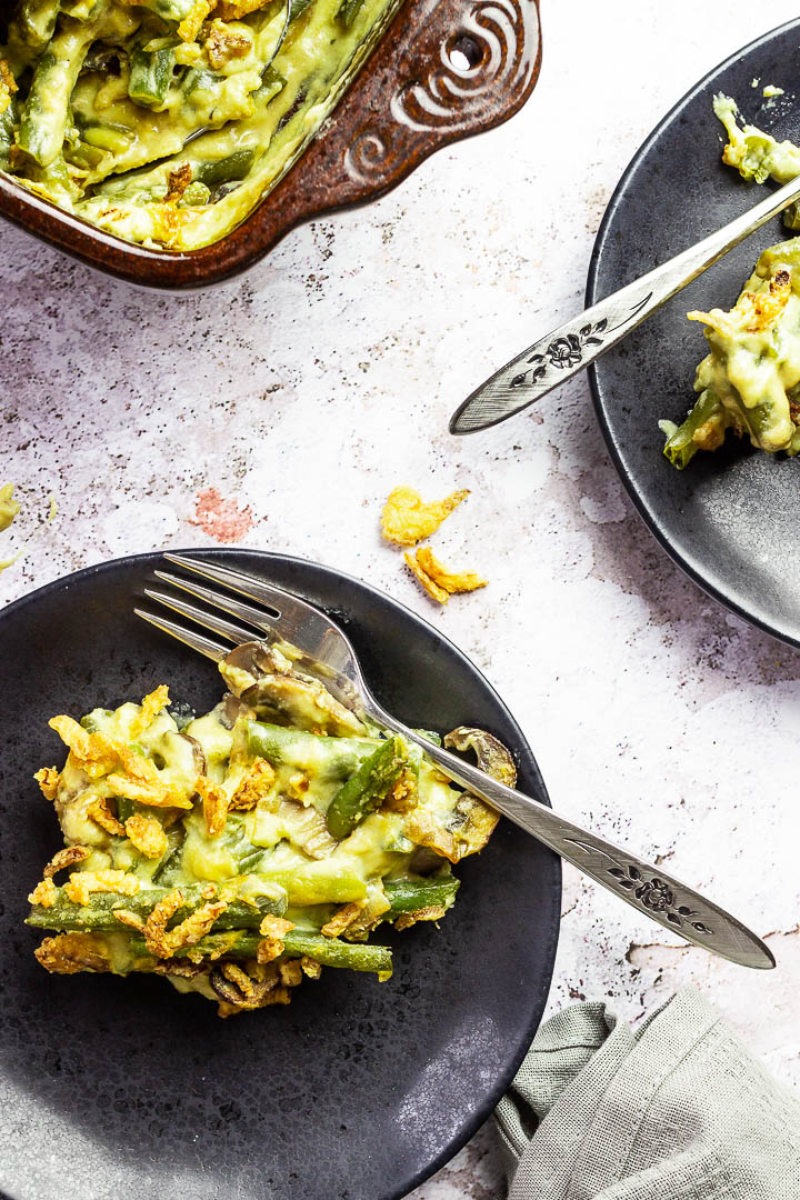 Veganer Grüner Bohnen auflauf mit selbstgemachter Rahmchampignonsoße und bedeckt mit Röstzwiebel. (vegetarisch)