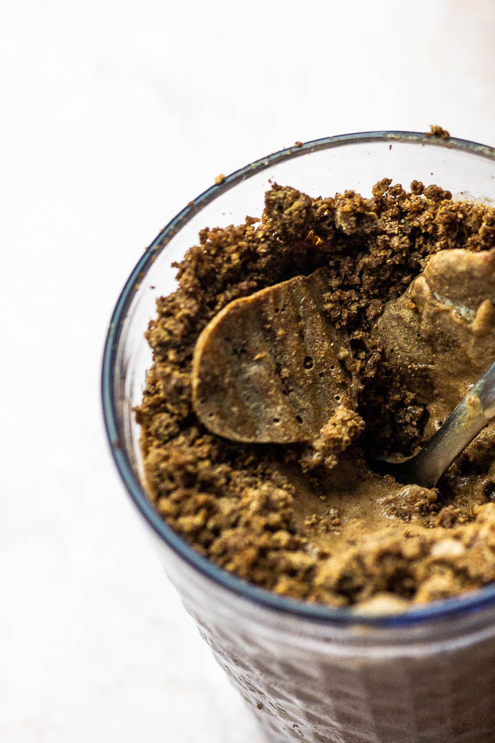 vegan Schokoladen Mousse, Dirt Cup Nachtisch mit Halloween Grabstein aus Hippenteig mit Streuseln im Glas