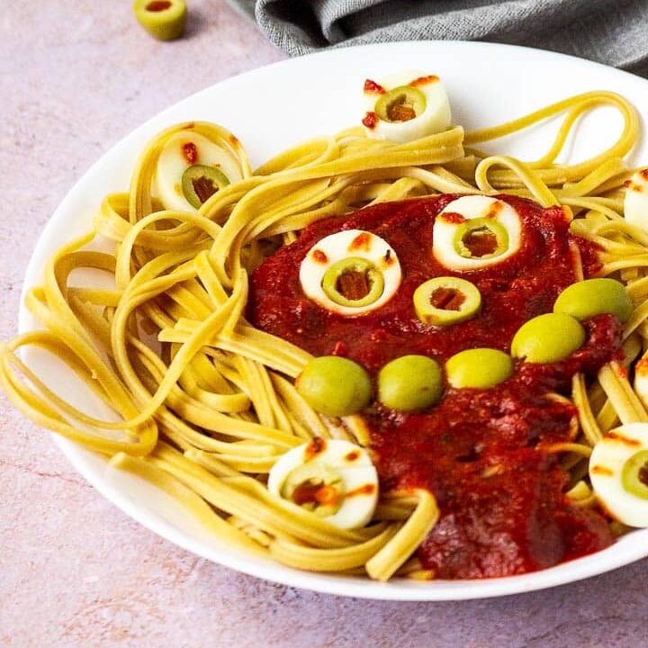 Vegane Abendessen Idee für Hallween. Vollkornspaghetti mit ölfreier Tomatensoße und Gemüse Augen