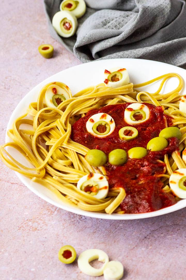 Vegane Abendessen Idee für Hallween. Vollkornspaghetti mit ölfreier Tomatensoße und Gemüse Augen