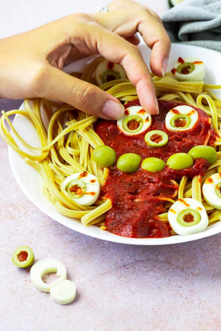 Vegane Abendessen Idee für Hallween. Vollkornspaghetti mit ölfreier Tomatensoße und Gemüse Augen