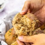 Selbstgemachte vegane Dinner Buns (Amerikanische Brötchen) mit Knoblauch, Kräuter zubereitet aus Dinkelvollkornmehl. Perfekt für dein nächstes Abendessen.