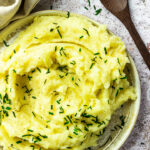 Super cremig veganer Kartoffelbrei (Kartoffelpürree) ohne Butter, Magarine oder Öl. Geschmackvoll mit Muskat und optional geröstetem Knoblauch.