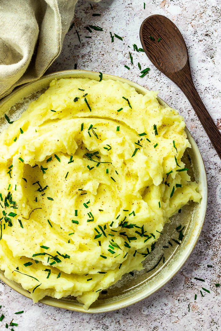 Super cremig veganer Kartoffelbrei (Kartoffelpürree) ohne Butter, Magarine oder Öl. Geschmackvoll mit Muskat und optional geröstetem Knoblauch.