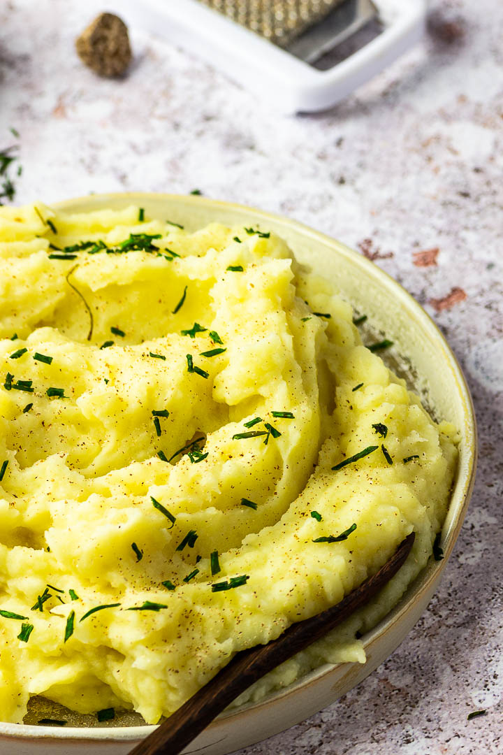 Super cremig veganer Kartoffelbrei (Kartoffelpürree) ohne Butter, Magarine oder Öl. Geschmackvoll mit Muskat und optional geröstetem Knoblauch.