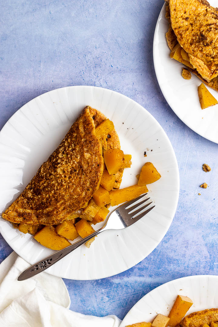 Veganer Omelette zubereitet aus Kichererbsenmehl gefüllt mit Kürbis. Ein leckeres Frühstück was du auch asl Abendessen essen kannst.