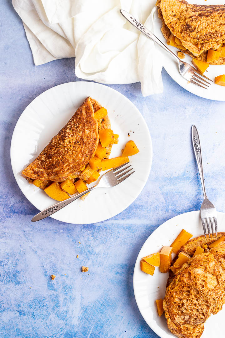 Veganer Omelette zubereitet aus Kichererbsenmehl gefüllt mit Kürbis. Ein leckeres Frühstück was du auch asl Abendessen essen kannst.