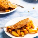 Veganer Omelette zubereitet aus Kichererbsenmehl gefüllt mit Kürbis. Ein leckeres Frühstück was du auch asl Abendessen essen kannst.