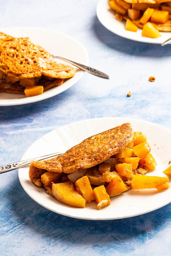 Veganer Omelette zubereitet aus Kichererbsenmehl gefüllt mit Kürbis. Ein leckeres Frühstück was du auch asl Abendessen essen kannst.