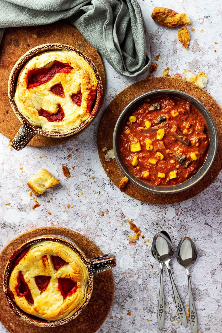 Vegane Pizzasuppe für deine nächste Party (Halloween) als Vorspeise oder Hauptgang