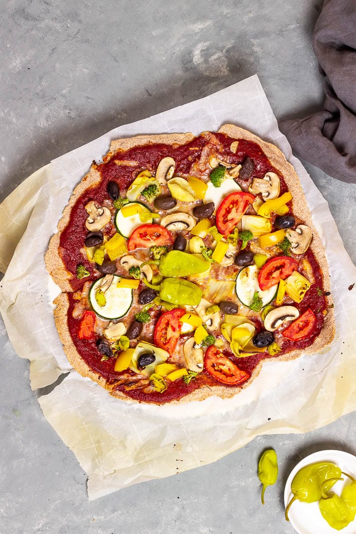 Ein auf Backstein gebackene vegane Pizza mit vollwertigem Vollkornteig und einer ölfreien und zuckerfreien Pizzasoße