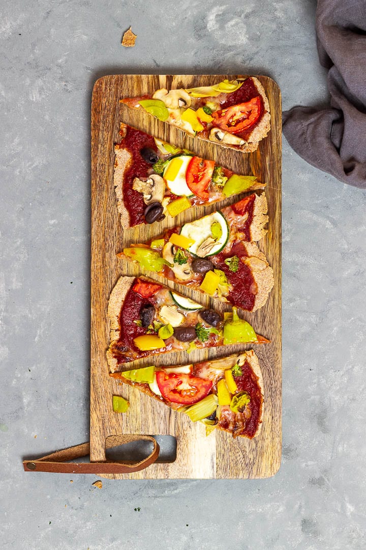 Ein auf Backstein gebackene vegane Pizza mit vollwertigem Vollkornteig und einer ölfreien und zuckerfreien Pizzasoße