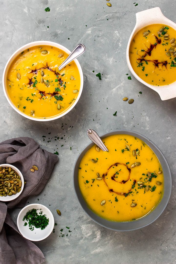 Vegane geröstete Kürbissuppe welche cremig ist und ohne Öl zubereitet. Getoppt mit Kürbiskernen, Balsamico und Kräutern