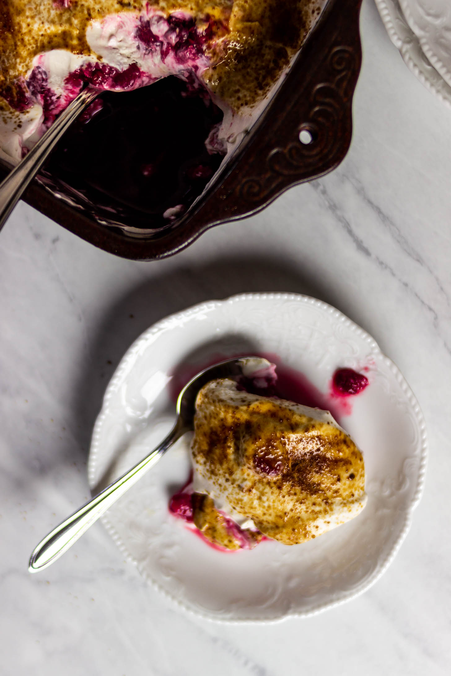 Veganer Nachtisch mit Himbeeren und einer laktosenfreien Creme, getopped mit Kokosblütenzucker oder Rohrohrzucker