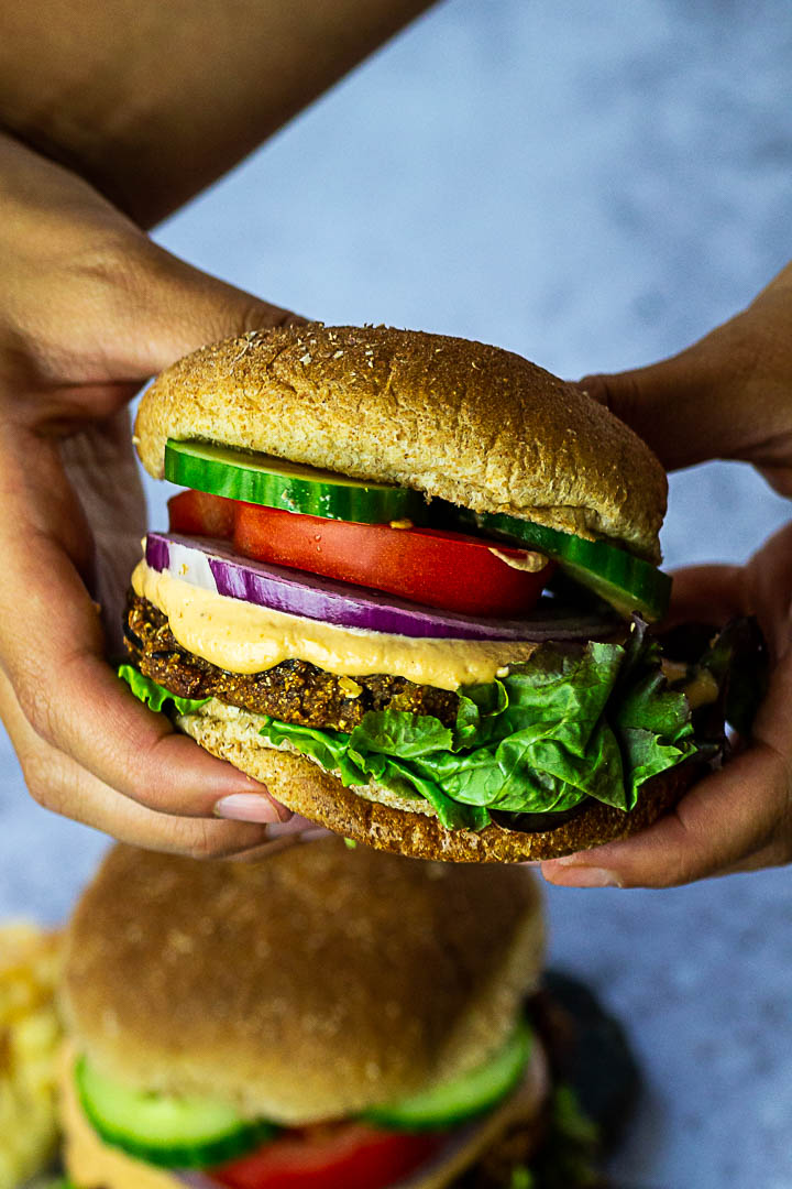 Veganer black Bean Burger mit Gemüse und einer leckeren Burger Sauce