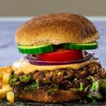 Veganer black Bean Burger mit Gemüse und einer leckeren Burger Sauce